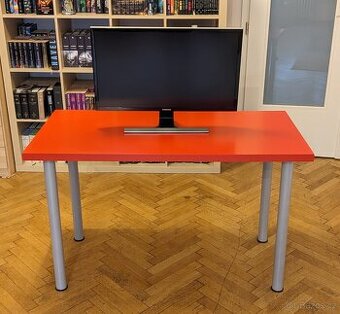 Monitor & pracovni stul