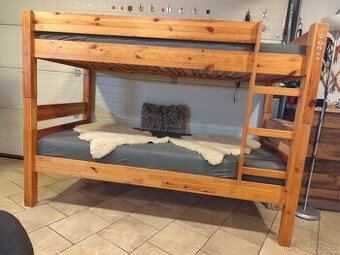 Dvoupatrová lakovaná postel z masivu