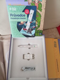 Hrací knížka od Albi a hrající plyšová zvířátka.