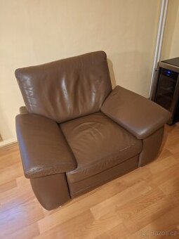 kožené křeslo