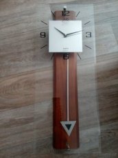 velké nástěnné kyvadlové hodiny