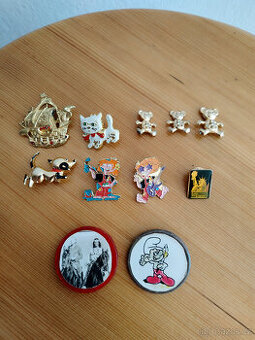 Retro dětské brože a placky + staré plakety výletních míst