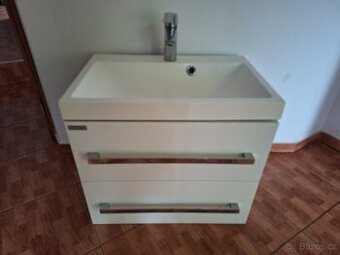 Koupelnová závěsná skříň