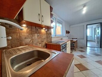 Pronájem zař. bytu 3+1 v RD s vinným sklepem, Polešovice