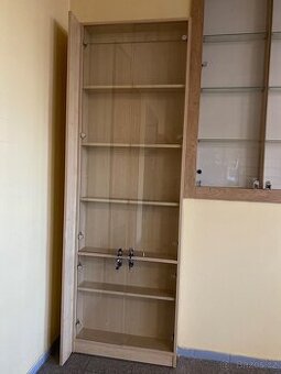 Dřevěná polička se skly