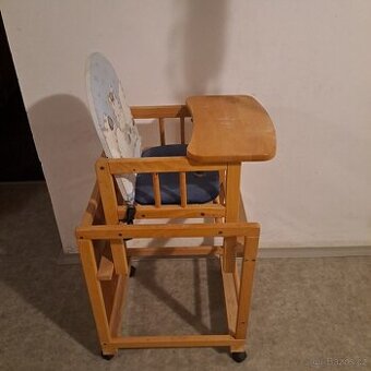 Dřevěná jídelní stolička dětská, pojizdná