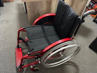 Invalidní vozík skládací, červený, šíře sedu 45 - 47 cm