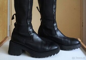 Černé vysoké kozačky na platformě v.37,skvělý stav