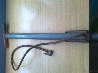 Retro autopumpa a troj vhodné do veterána nebo jako dekorace