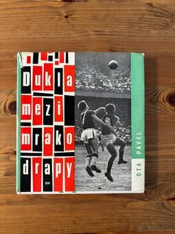 Dukla mezi mrakodrapy s podpisy/autogramy hráčů