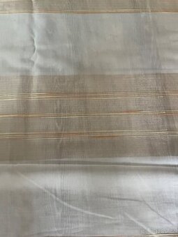 Záclona lehce do tělové barvy