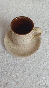 Keramický hrnek s podšálkem