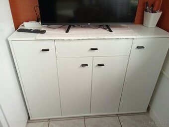 Bílá komoda z Mobellix