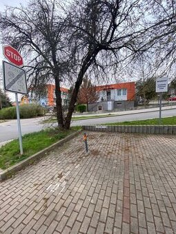 Uzamykatelné parkovací stání - Praha 5