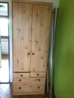 Šatný skříň