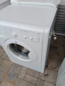 Automaticka pracka Indesit