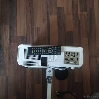 Projektor plus elektricky ovládané plátno 3x2m (142inch)