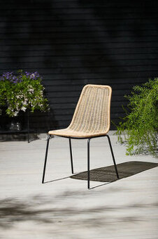 Designová židle JYSK, ratanový vzhled, kov, stylový solitér