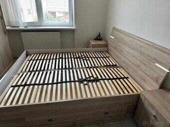 Postel s rošty a 2 nočními stolky