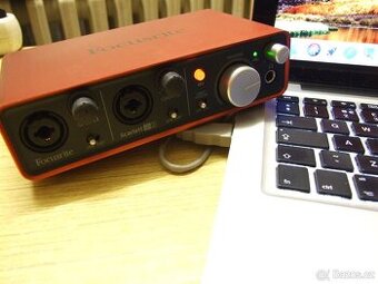 Focusrite Scarlett 2i2 = zvukovka AD - DA převodník