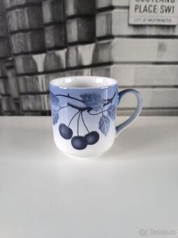 Porcelánový sběratelský hrneček - modré třešně
