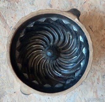 Menší kameninová forma na bábovku.