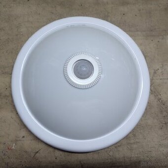 Stropní světlo s čidlem a žárovkou