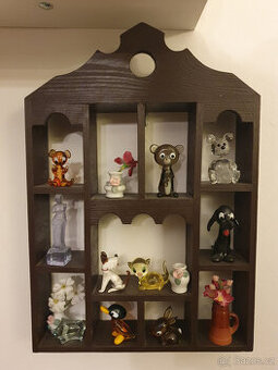 Dřevěná závěsná polička na miniatury