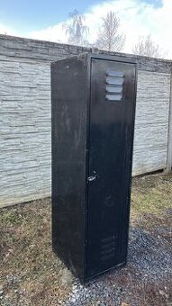 Retro plechová skříň