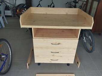 Přebalovací pult s komodou