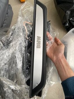 přední prahová lišta svítící BMW 51477181015