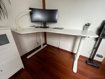 Polohovací pracovní stůl