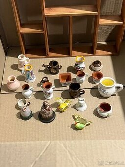 Prodám keramické a kovové miniatury i s poličkou