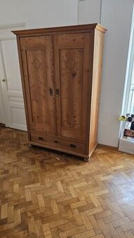 Masivní, selská šatní skříň - 1