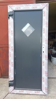 VCHODOVÉ DVEŘE 80L plast + montáž