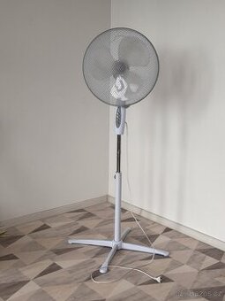 Bílý stojací ventilátor (55W)