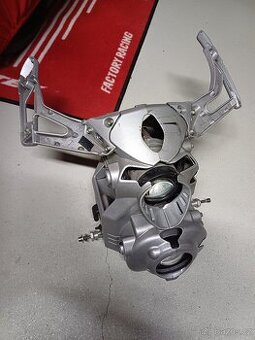 DUCATI 999 držiak prednej kapoty / svetiel