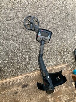 Detektor kovu Minelab Explorer SE profesional