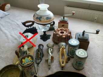 Váha, žehlička, mlýnek,plechovky