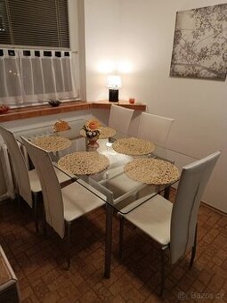 Skleněný stůl a 5 židli.