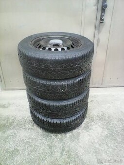 Prodám zimní pneu 195/65 R15 s disky ET47 na Škodu Octavii