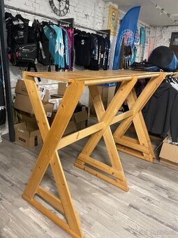 Dřevěný stojan, věšák, koza na oblečení, zboží