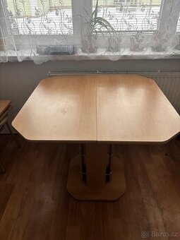 Jídelní stůl