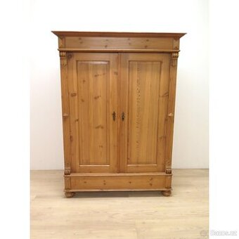 Starožitná šatní skříň
