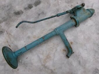 prodám stará ruční vodní čerpadla - Rejsek a další...... Sta