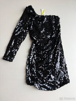 Nové černé filtrované šaty na jedno rameno s visačkou