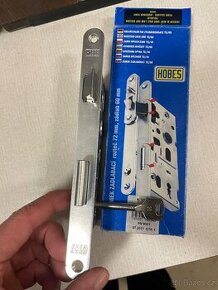 Zadlabací dozický zámek Hobes