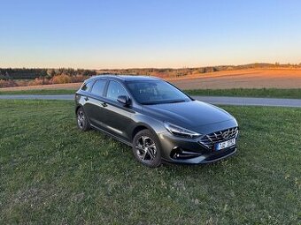 HYUNDAI i30 KOMBI LED / NAVI / KAMERA / TAŽNÉ / 32 000 KM
