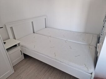 Postel 160x200 s nočním stolkem