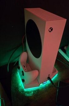 Xbox series s 512GB + Elite gamepad + chladící stojánek